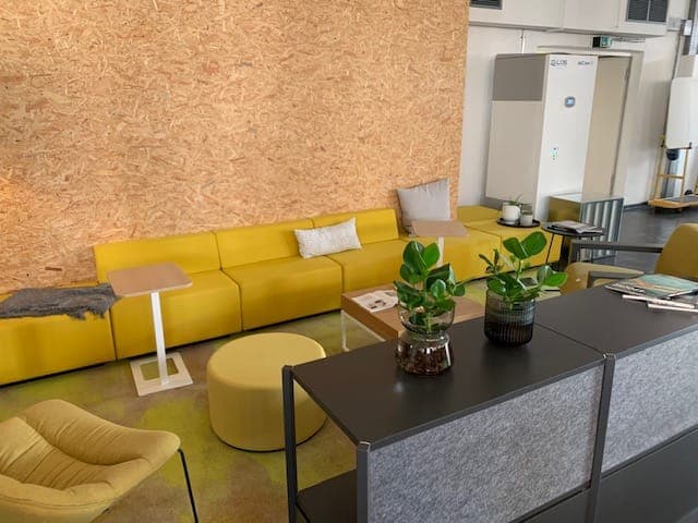 Helle Lounge mit gelbem Sofa und Pflanzen